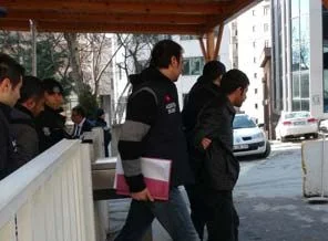 Çarşaf giyip kuyumcu soydular (video)