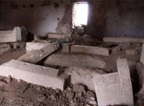 Defineciler tarihi türbeyi talan etti