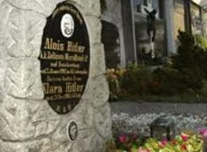 Hitler'in babasının mezar taşını kaldırdılar