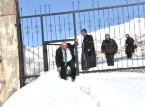 Kar stadyumu çökertti