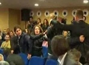 Kız öğrenci Bakan'a ayakkabı fırlattı