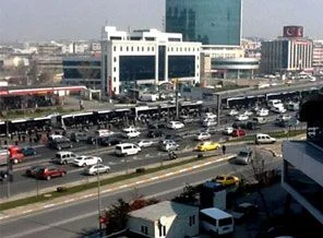 Metrobüs durağında bomba paniği