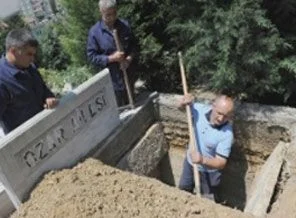 Mezar kazıcıların sıra dışı hikayesi