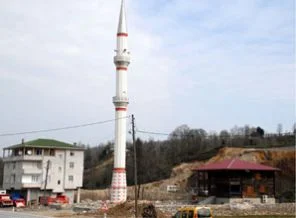 Minareyi camisinden ayırdılar