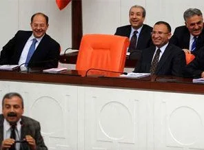 Önder genel kurulda kırdı geçirdi