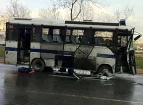 Polise motosikletli bomba: 15 yaralı