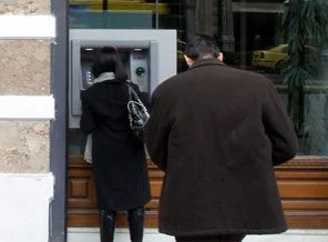 Şapka ve güneş gözlüğü ile para çekmek yasak