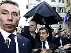 Sarkozy canini zor kurtardı
