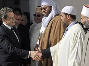 Sarkozy 'oy' için camiye bile gitti