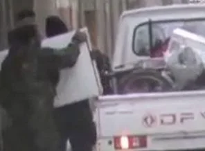 Şebbiha güçleri Humus'u böyle yağmalıyorlar (Video)