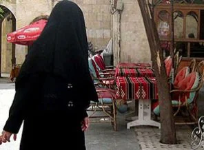 Suriye'de kadınlar evlerinden çıkamıyor