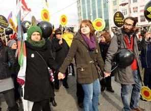 Taksim'de 'nükleer' protestosu