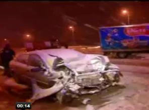 Ters yöne giren otomobil kamyonla çarpıştı (video)
