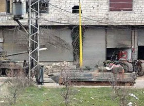 Türkiye sınırındaki köy ateşe verildi