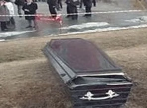 Üniversite bahçesinde tabut paniği