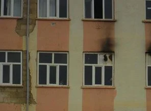 Yıkım kararı çıkan okulda öğrenim!