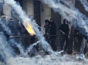 Yunan halkı silahlanıyor