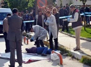 23 Nisan kutlamasından dönen eşini öldürdü