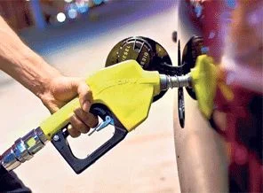 4 yılda, bir otomobil parasını benzin istasyonuna akıtıyoruz