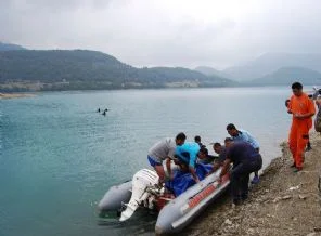 5 elektrik işçisi baraj gölüne düştü