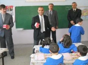 6 bin öğrenciye 'kitap kumbarası' dağıtıldı