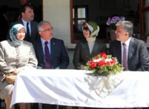 Adayı gezdi, köy kahvesinde oturdu