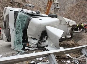 Afganistan'da yakıt tankeri devrilerek yandı: 7 kişi öldü
