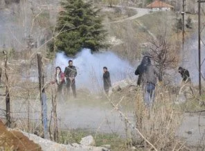 Anne ve bebeği panzere karşı