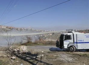 Anne ve bebeği panzere karşı