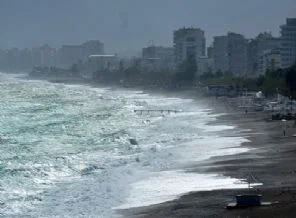 Antalya'da dev dalgalar