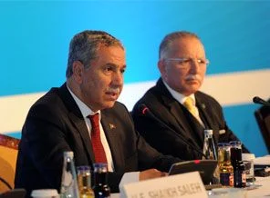 Arınç: 'Tarih' gerçeği yansıtmıyor