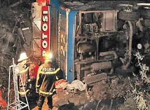 Arjantin'de otobüs uçuruma yuvarlandı
