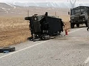 Askeri araçla otomobil çarpıştı