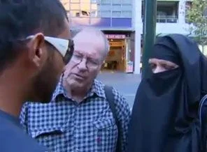Avustralya'da peçe ile alay eden gruba tepki