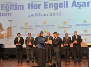 Balıkesir Valisi Arslan'a, Hayrünnisa Gül'den plaket