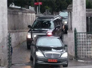 Başbakan anne ve babasının kabrinde