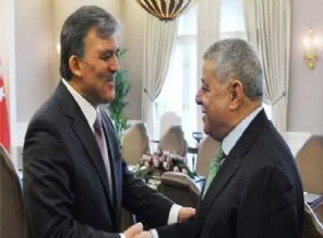 Başbakan Türkiye'de istifa etti