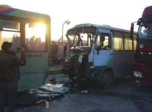 Belediye otobüsü ile minibüs çarpıştı