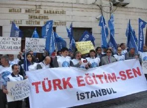 Bir protesto da öğretmenlerden