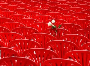 Bosna'da 11 bin 541 kişi anısına kırmızı sandalyeler dizildi