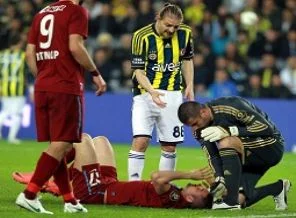Burak Yılmaz'ın burnu kırıldı!