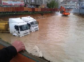 Burası kamyon garajı!