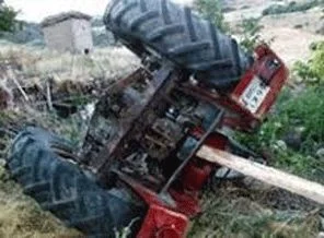 Çanakkale'de traktör devrildi: 1 ölü