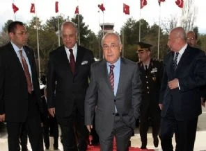 Çifte standarda, Cemil Çiçek'ten sert tepki
