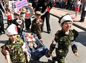 Çocuklar yetişkinlerin kurgusunda figüranlar