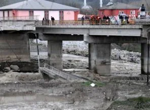 Çöken köprüde 15 kişi kayıp