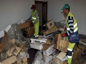 Çöp evden servet çıktı