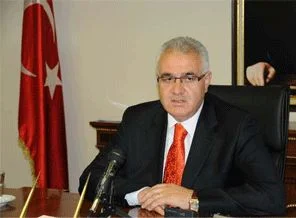 Depremzede öğrenciyi, Vali sınava götürdü