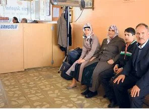 Depremzedeler evlerine dönüyor
