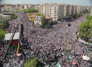Diyarbakır'da yüz binler Hz.Muhammed'e koştu
